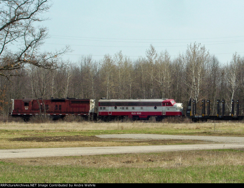 ELS northbound power on the wye while assembling their train